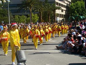二零零八年十二月七日，法轮功学员应邀参加了澳洲柏斯市年度圣诞节大游行。由四十名法轮功学员组成的腰鼓队是参加这次盛会的唯一华人团体。