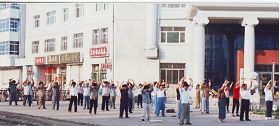 （历史图片：1999年7月20日前，双城法轮功学员在国家税务局门前集体炼功）