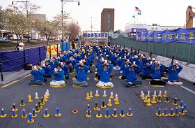 '纪念“四二五”，纽约学员在中领馆前举办烛光悼念。'