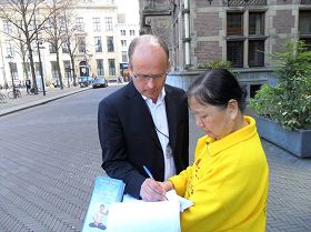 '自荷兰的欧盟议员贝尔曼（Thijs BERMAN）签名表示支持反迫害'