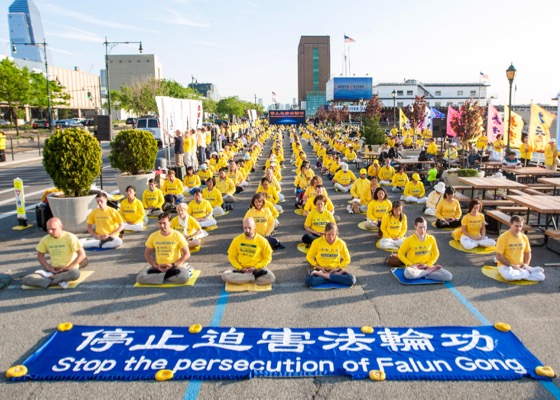 Image for article New Yorkers and Tourists Condemn Persecution of Falun Dafa in Front of Chinese Consulate