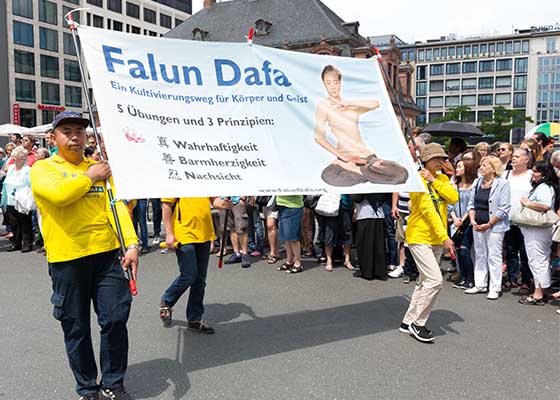 Image for article Frankfurt, Germany: Falun Dafa Group Inspires and Informs at the Parade of Cultures