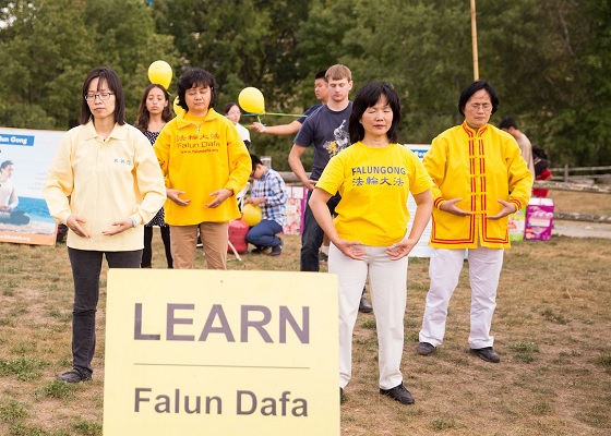 Image for article Introducing Falun Dafa at Community Events in New York and Illinois