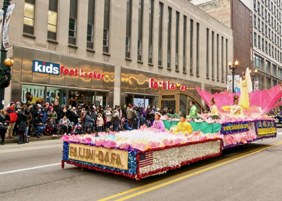 Image for article Falun Gong Practitioners Participate in Chicago Thanksgiving Parade
