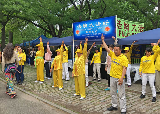 Image for article Manhattan: Falun Gong Booth Welcomed at Dance for Peace Parade