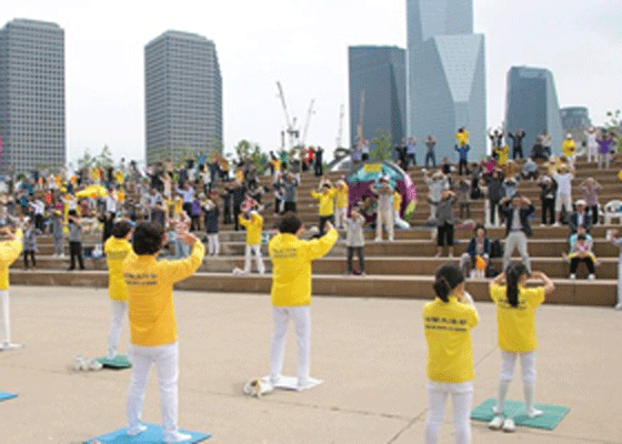 Image for article Falun Gong Practitioners in Germany, Korea, Austria, Australia, and Greece Celebrate World Falun Dafa Day